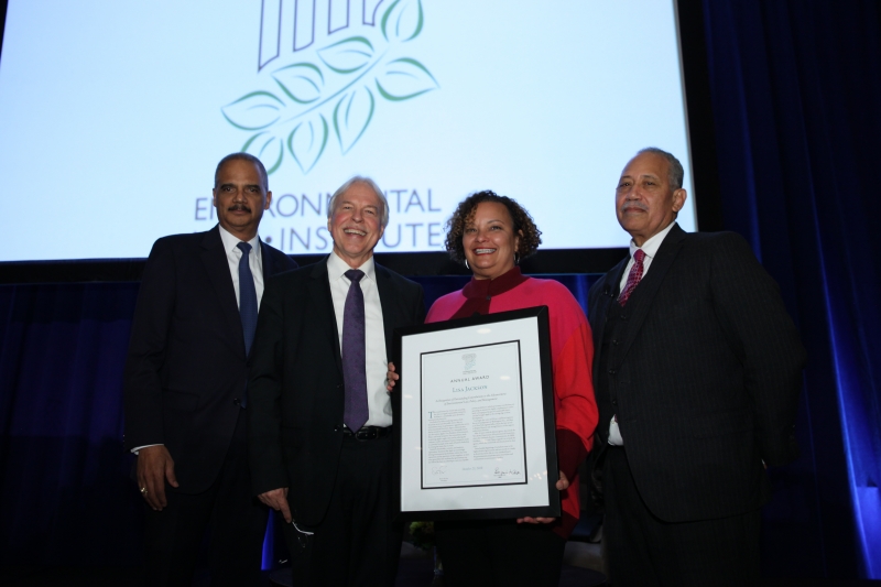 Lisa Jackson accepts the 2018 ELI Environmental Achievement Award